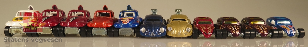 Samling av flere modellbiler. 2 biler er vinrøde med hvite flammer, 3 biler er røde, 3 biler er blå to av dem med "Hot Wheels" dekaler, 1 bil er hvit, 1 bil er farget gull og 1 bil er oransje. Alle er laget av metall og har en skala på 1:64