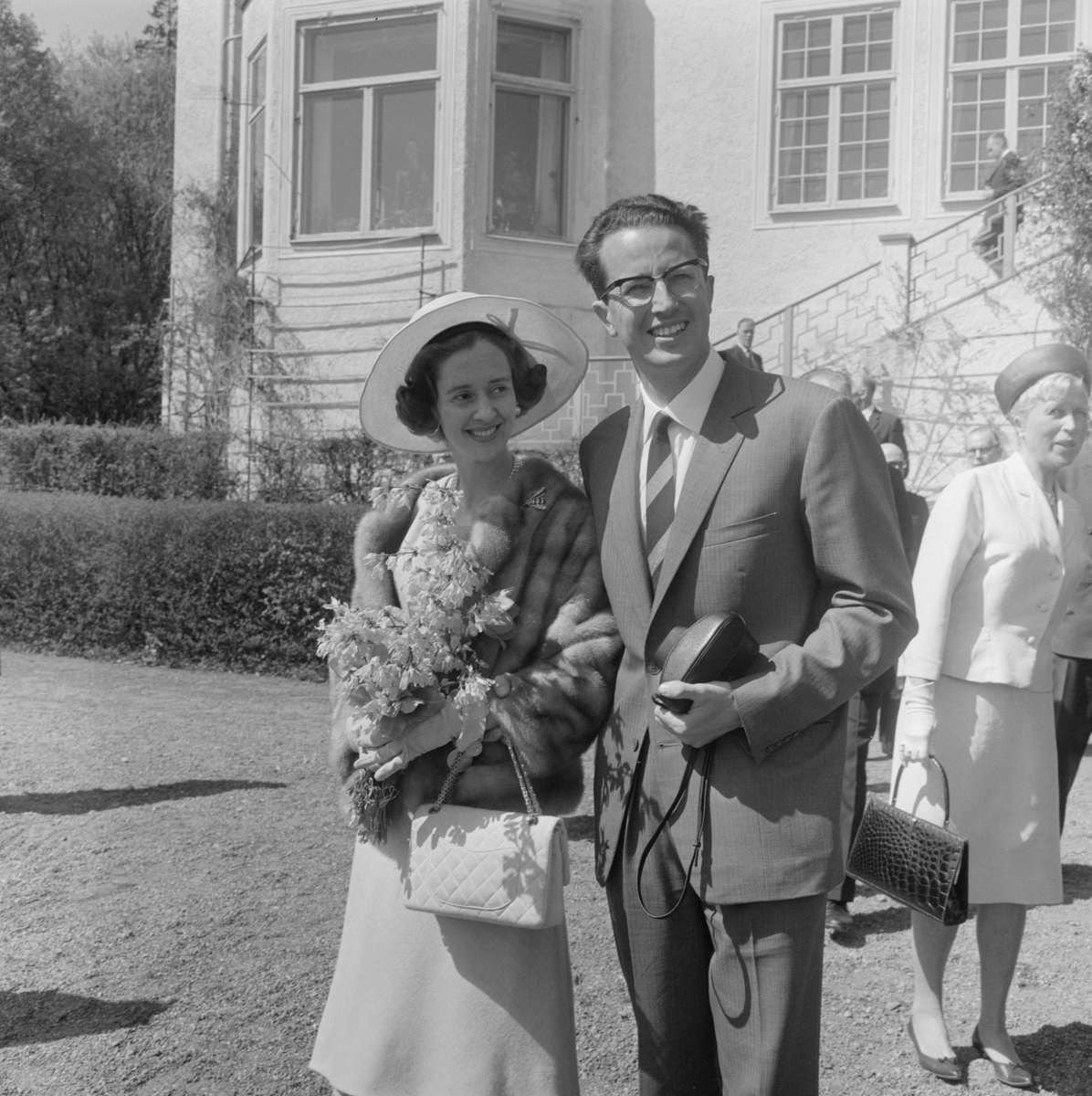 Våren 1964 besökte det belgiska kungaparet Baudouin och Fabiola Sverige. Ett särskilt populärt besöksmål torde Villa Fridhem varit, som Baudouins morfar prins Carl låtit uppföras som sommarresidens i början av förra seklet. På Villa Fridhem hade  Baudouins mor, kronprinsessan Astrid, upplevt många barn- och ungdomsår och en gång sagt att ”en sommar utan Villa Fridhem är ingen sommar”.
