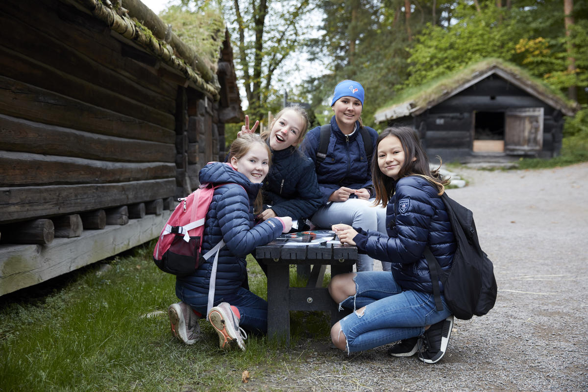 Fire jenter på skolebesøk på museet