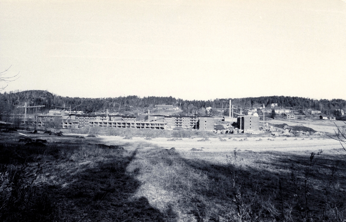 Vy norrut mot nybyggnationen av Vommedals hyresrättsområde (Vommedalsvägen) cirka 1969 - 1970. I fonden till vänster ligger Brattåsskolan och i mitten ses gårdarna vid Olas väg.