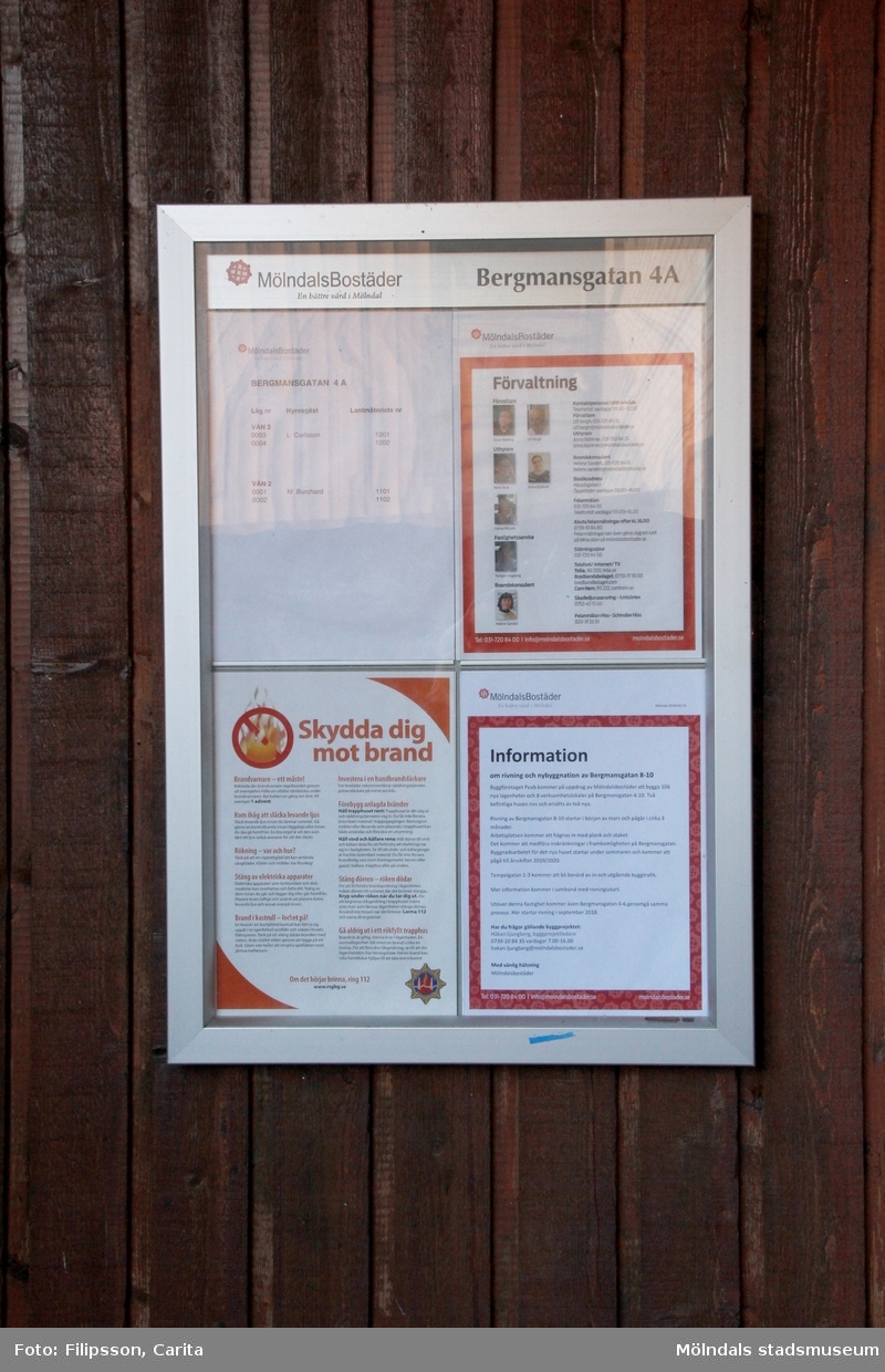 Informationstavla för de boende i huset med adressen Bergmansgatan 4 i Mölndals Centrum. Fotografi taget den 26 februari 2018. Byggnadsdokumentation inför rivning.