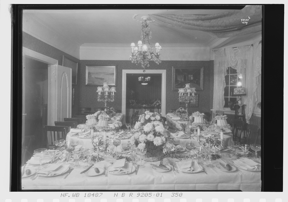 Bord dekket opp til bryllup, Wilh. Olsen. Fotografert 1924.