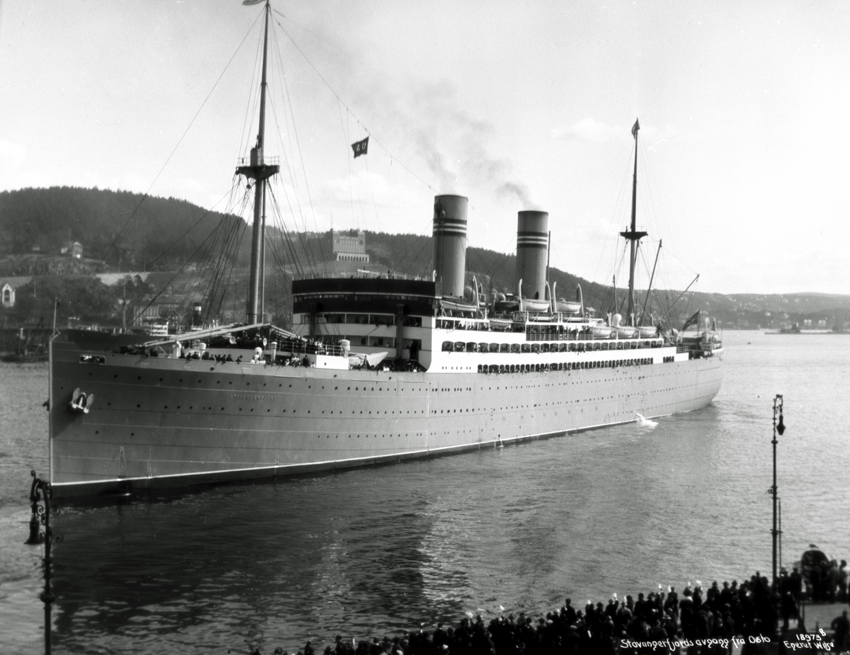 DS "Stavangerfjord" har avgang fra Oslo havn. Fotografert 1925.