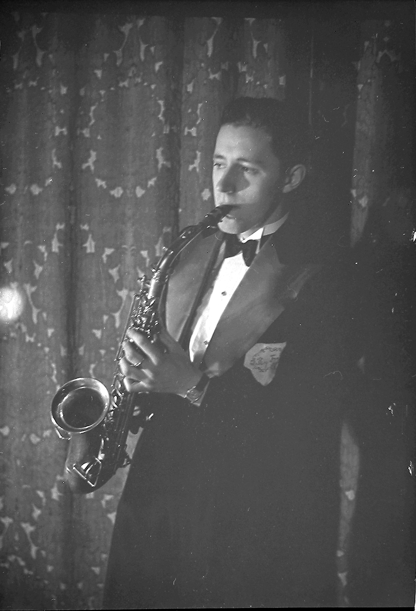 Musiker Norman Larsen spiller saksofon i Roy Fox jazzband. Fotografert 09.12.1939.