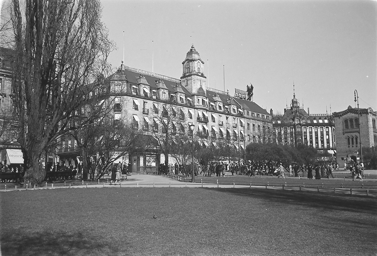 Byliv i Oslo sentrum med Grand Hotell (01.07.1974). Fotografert 1940.