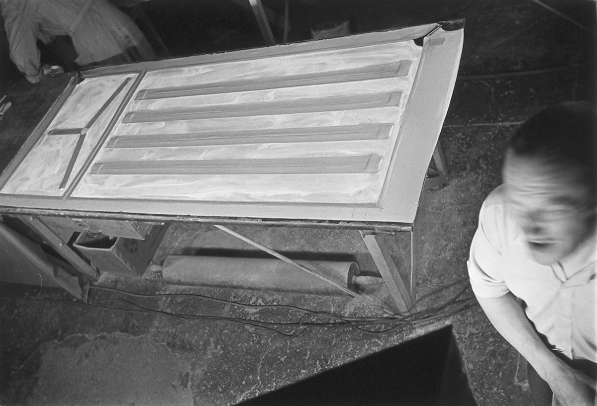 Produksjon av luftmadrasser. Den Norske Kalosje- & Gummivarefabrikk A/S, senere Mjøndalen Gummivarefabrikk, Eiker. Fotografert 1940.