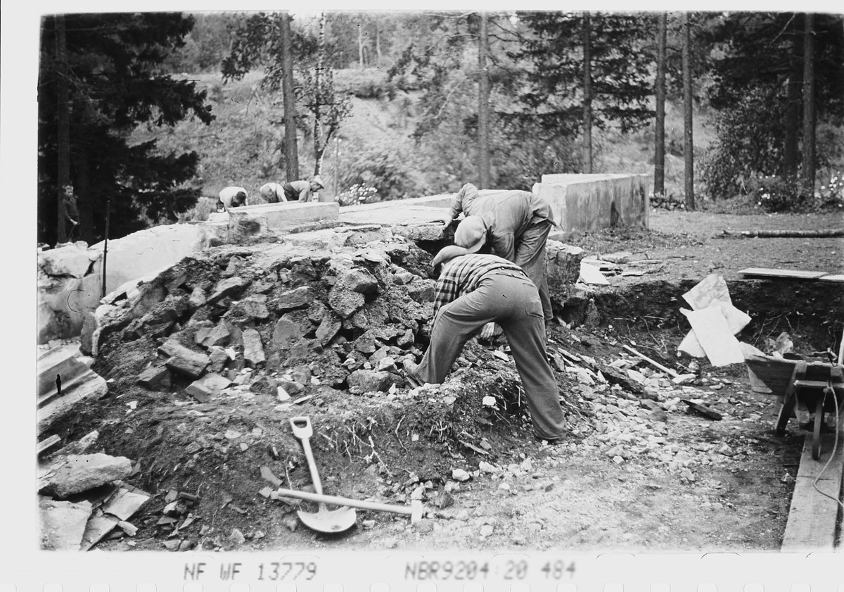 Bygningsarbeidere arbeider med grunnmur. Haugsbygda, Ringerike. Fotografert 1940.