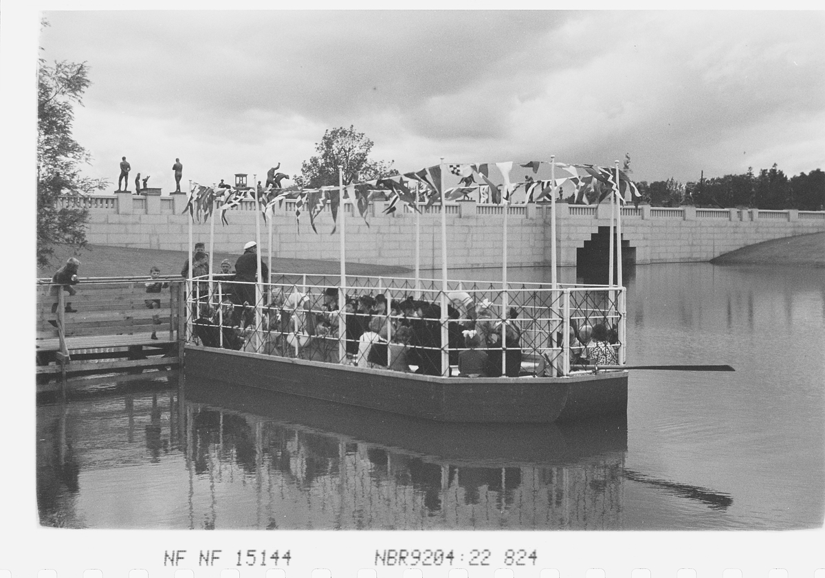 Passasjerferge på Frognerdammen. Fotografert 1941