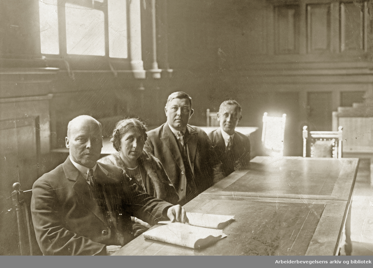 Fredrik Monsen, Helga Karlsen, Olav Oksvik og Børge Olsen-Hagen i retten, tiltalt for å ha gitt bidrag til streikende bygnings-arbeidere i 1928.