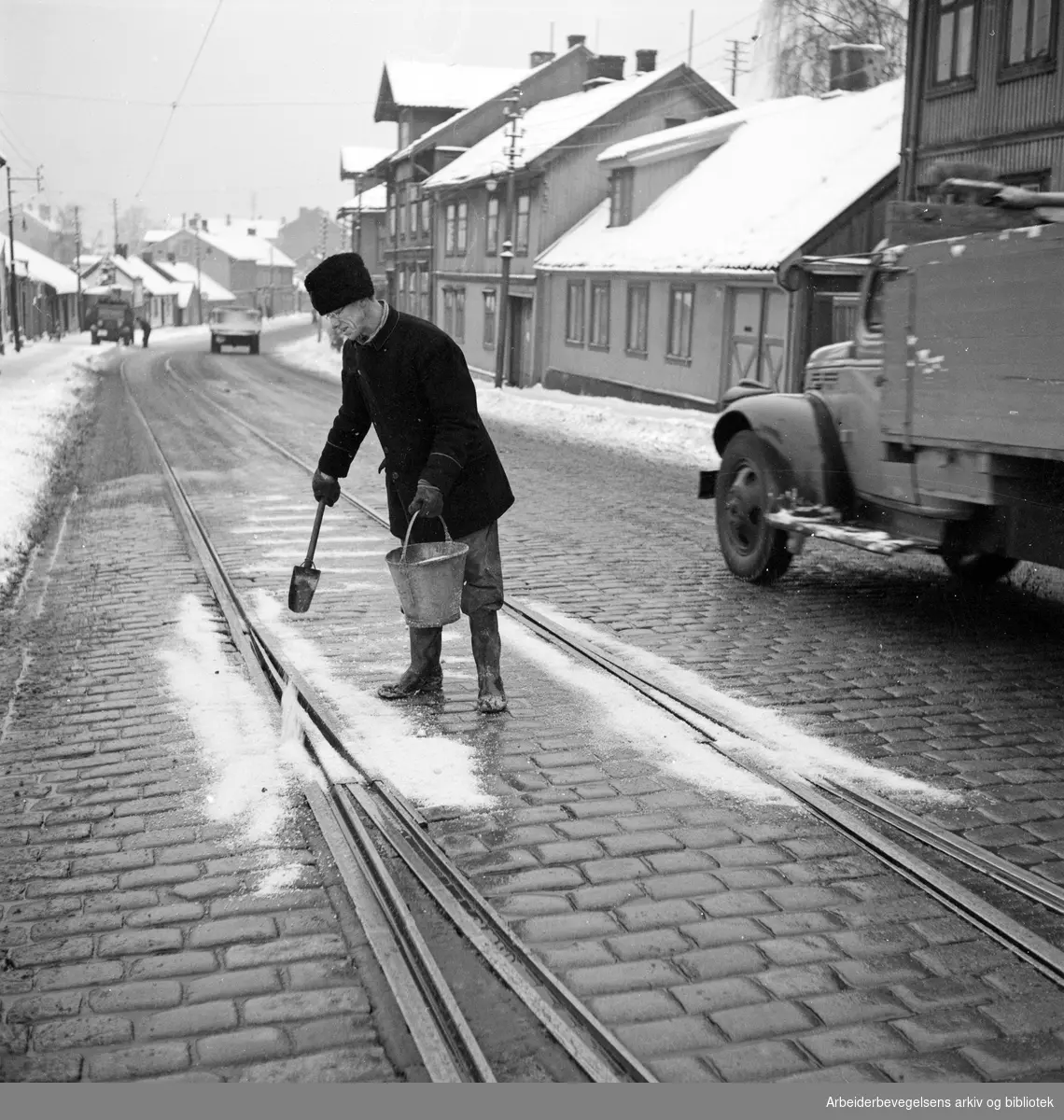 Sporveisarbeider. Trikkeskinner. Strømsveien i Oslo. Antatt 1955 - 1960.