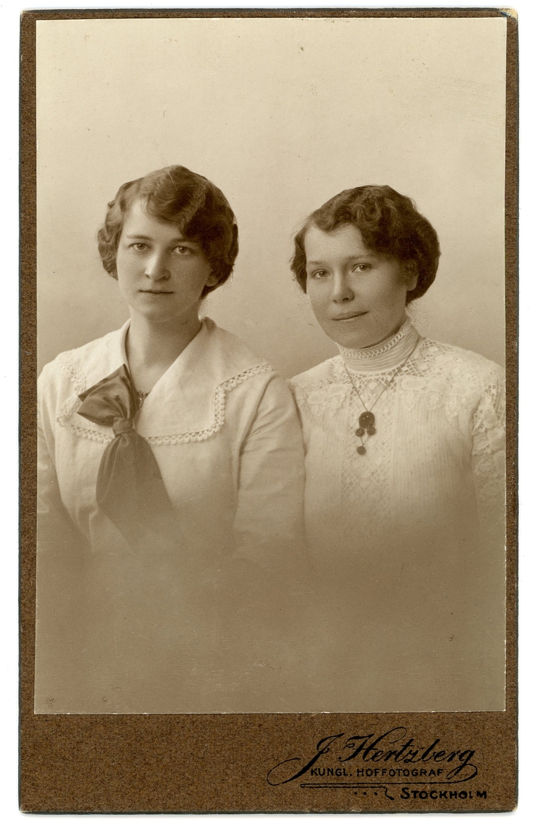 Elisabeth Sahlgren (till höger) och Ester Carlholm (f. Österlund) (till vänster) kurskamrater vid Postkursen 1909-1910.
