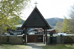 Vågå kirke, inngangspartt til selve kirkegården