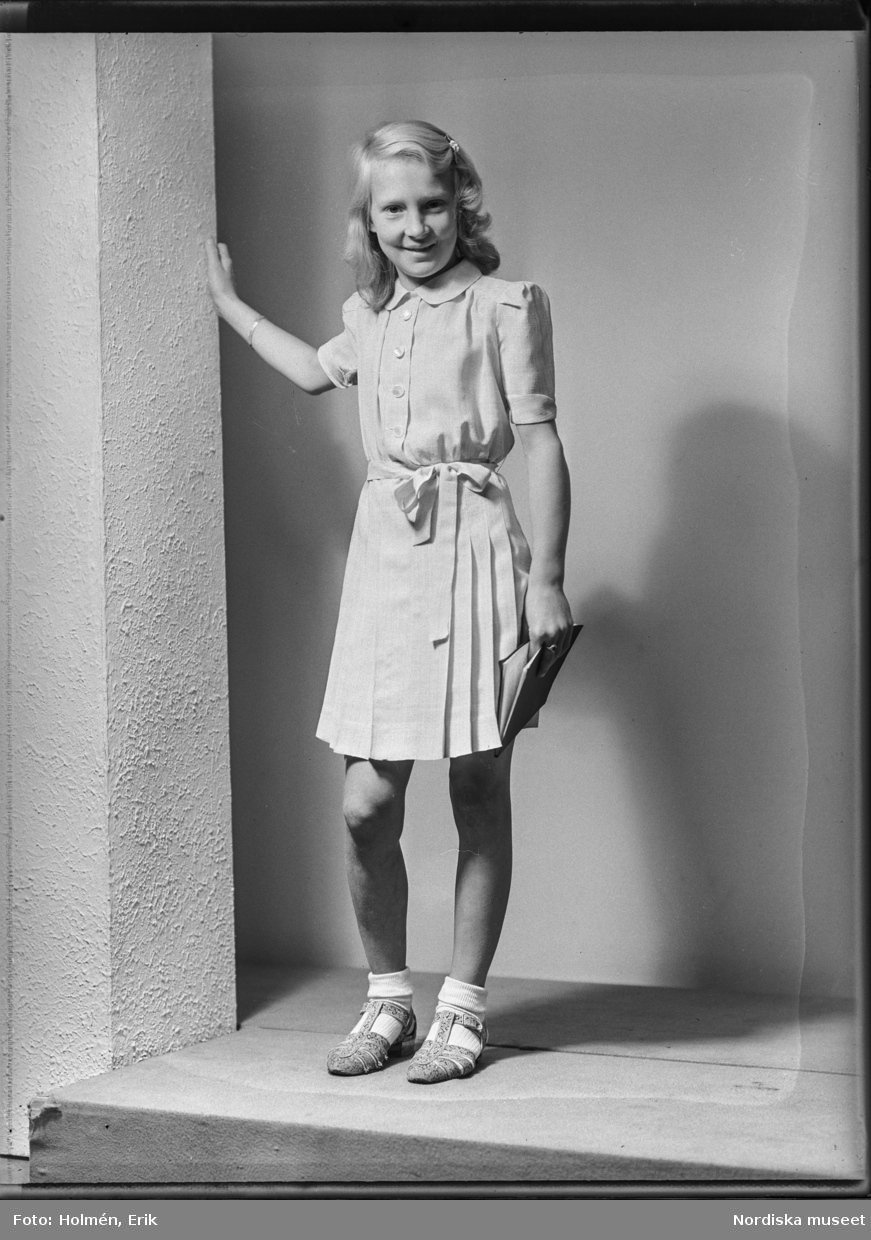 Flickklänning ”Hattar och diverse kläder, 1942”