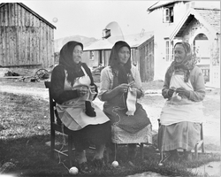 Tre damer som strikker på tunet, Leseth, Vallersund
