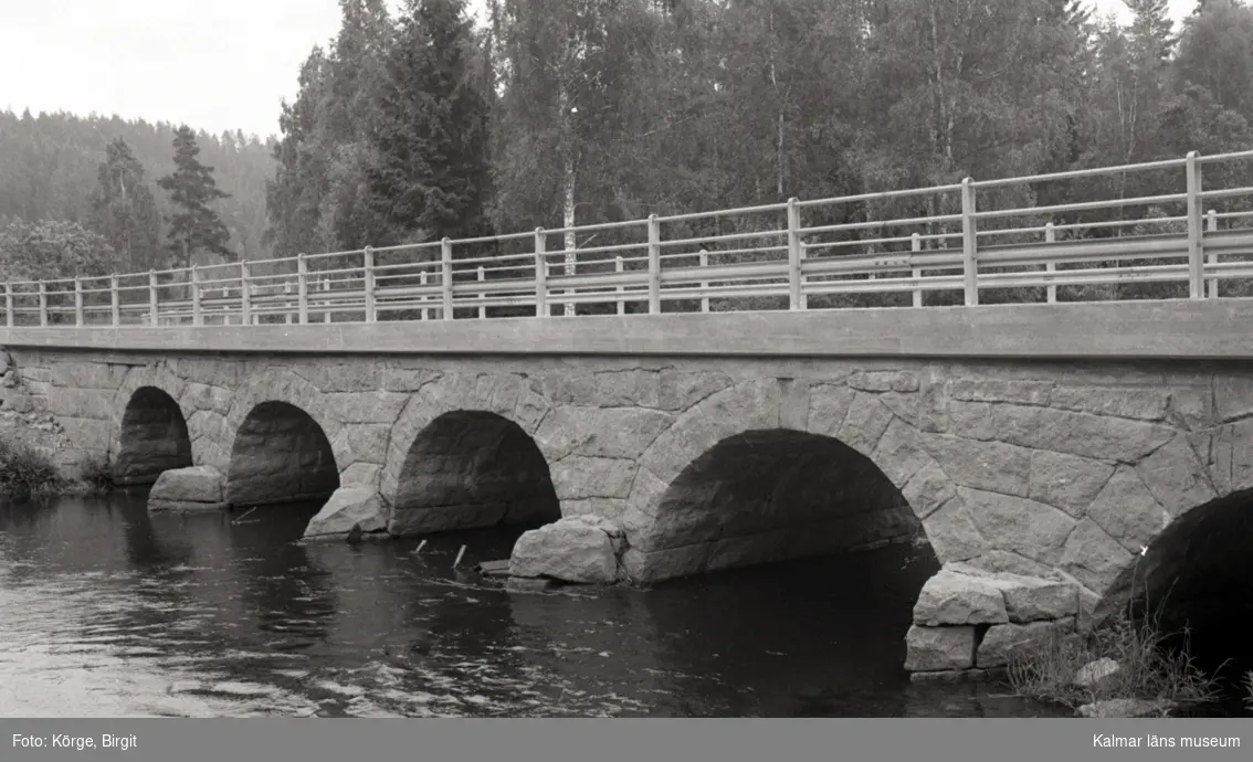 Bro över Silverån vid Nyebro i Vimmerby kommun. Foto, uppströms från väster.