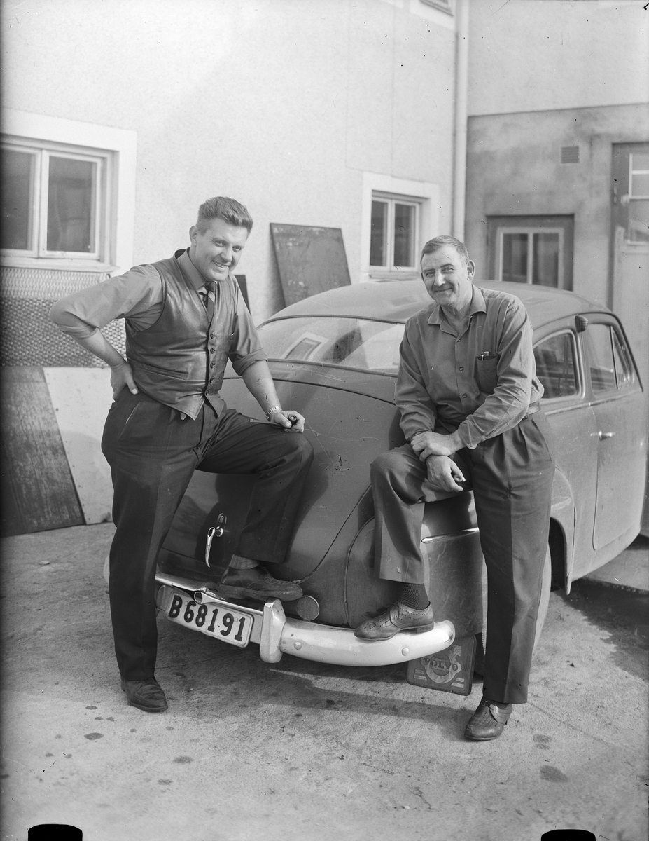 Två män vid en bil, Östhammar, Uppland