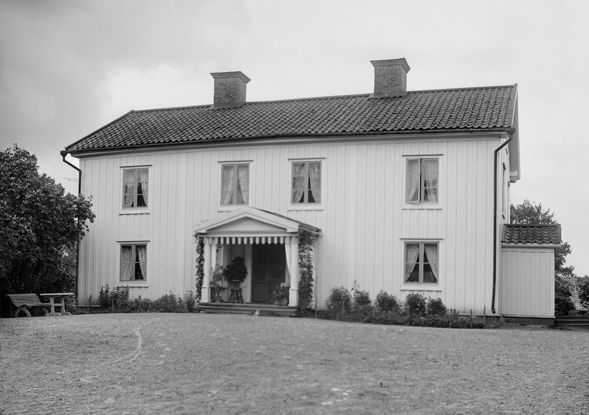Fotografi av Sjögerums gästgivaregård i Börrums socken.