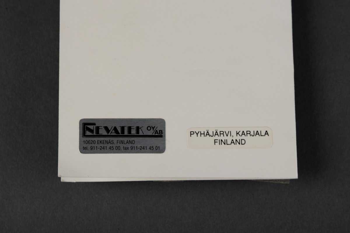 Kort med hilsen på finsk, datert 17.10.1998. 

Kortet er dekorert med en dame kledd i folkedrakt, laget av tekstil. Ansiktet er av tre.