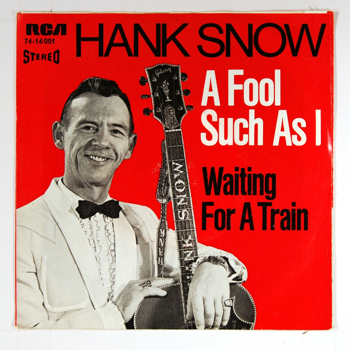 Bilde av Hank Snow med en gitar.