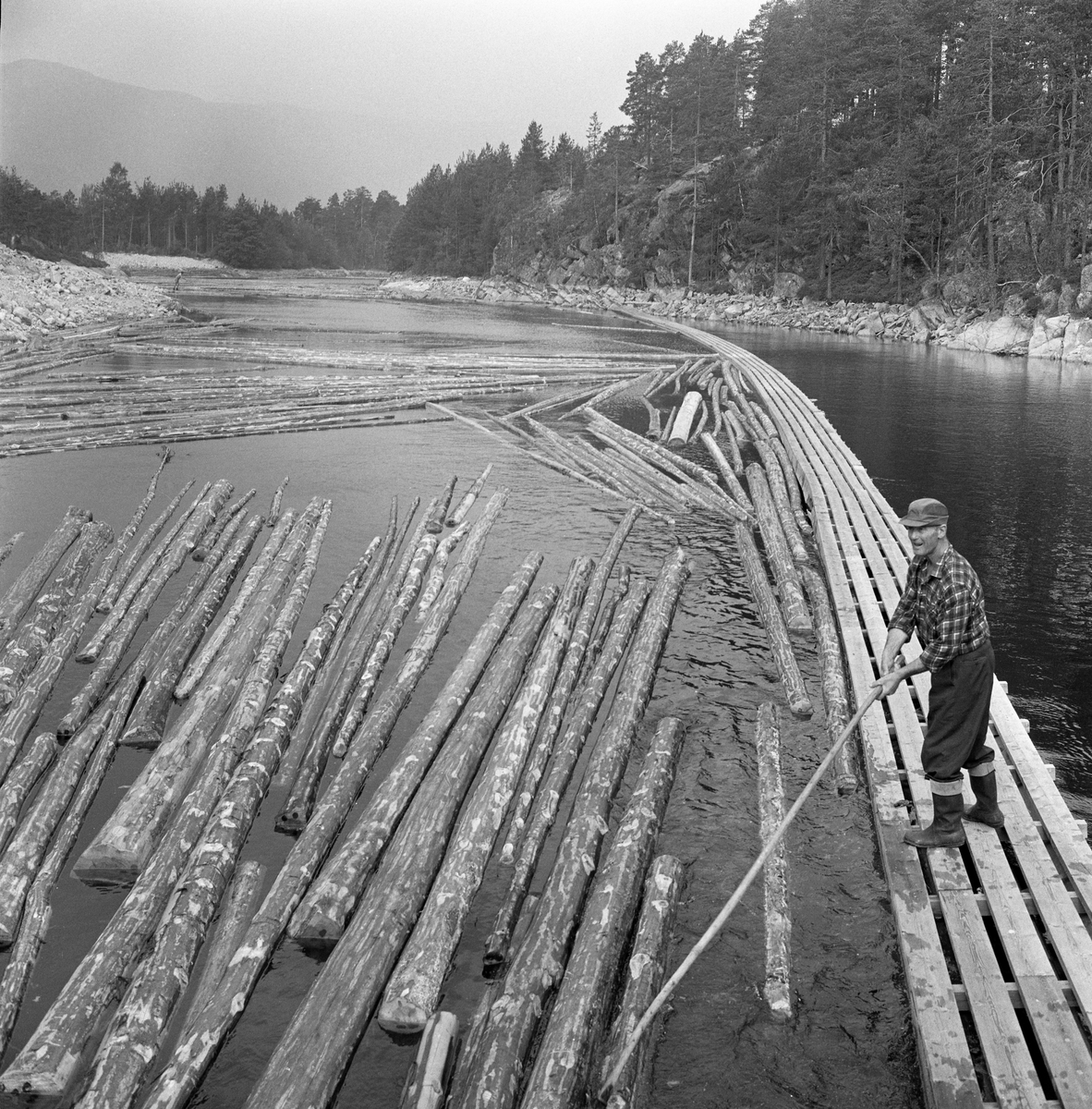 Ledelense og tømmer forbi nåldam. Fløter med hake. Nisserdammen i Arendalsvassdraget. Nisser dam ved utløpet av innsjøen Nisser i Telemark.