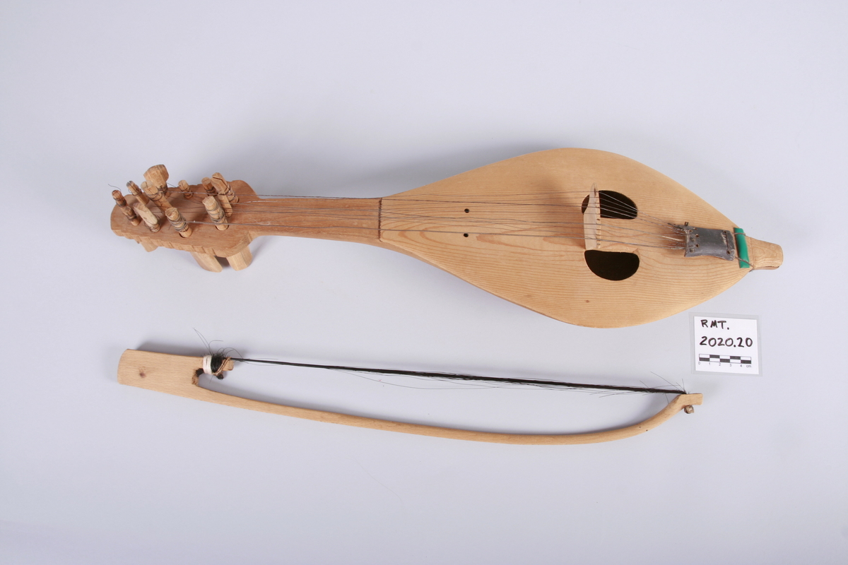 Folkelig strykeinstrument fra Balkan med spillestrenger og understrenger.
