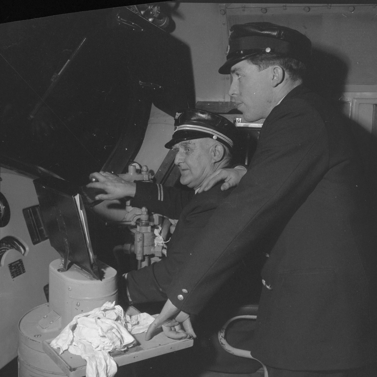 Lokomotivfører Alfred Berg og hans assistent Stig Østraat i arbeid på juleaften