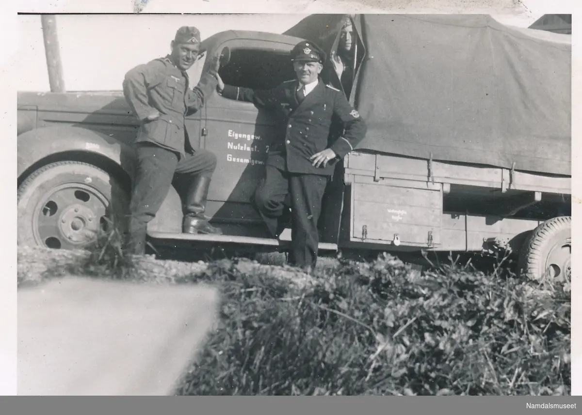 Tre tyske soldater ved tysk militærbil - Namdalsmuseet / DigitaltMuseum