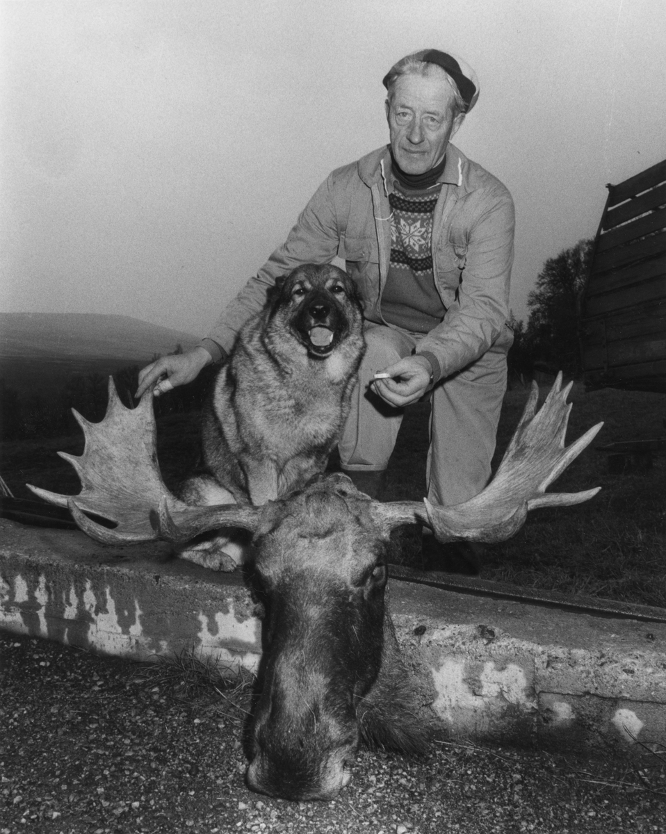 Johannes Bredalslien med elggevir og elgskinn