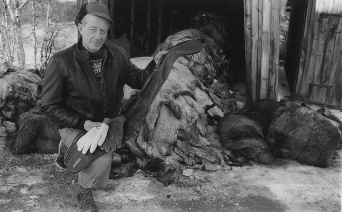 Johannes Bredalslien med elggevir og elgskinn