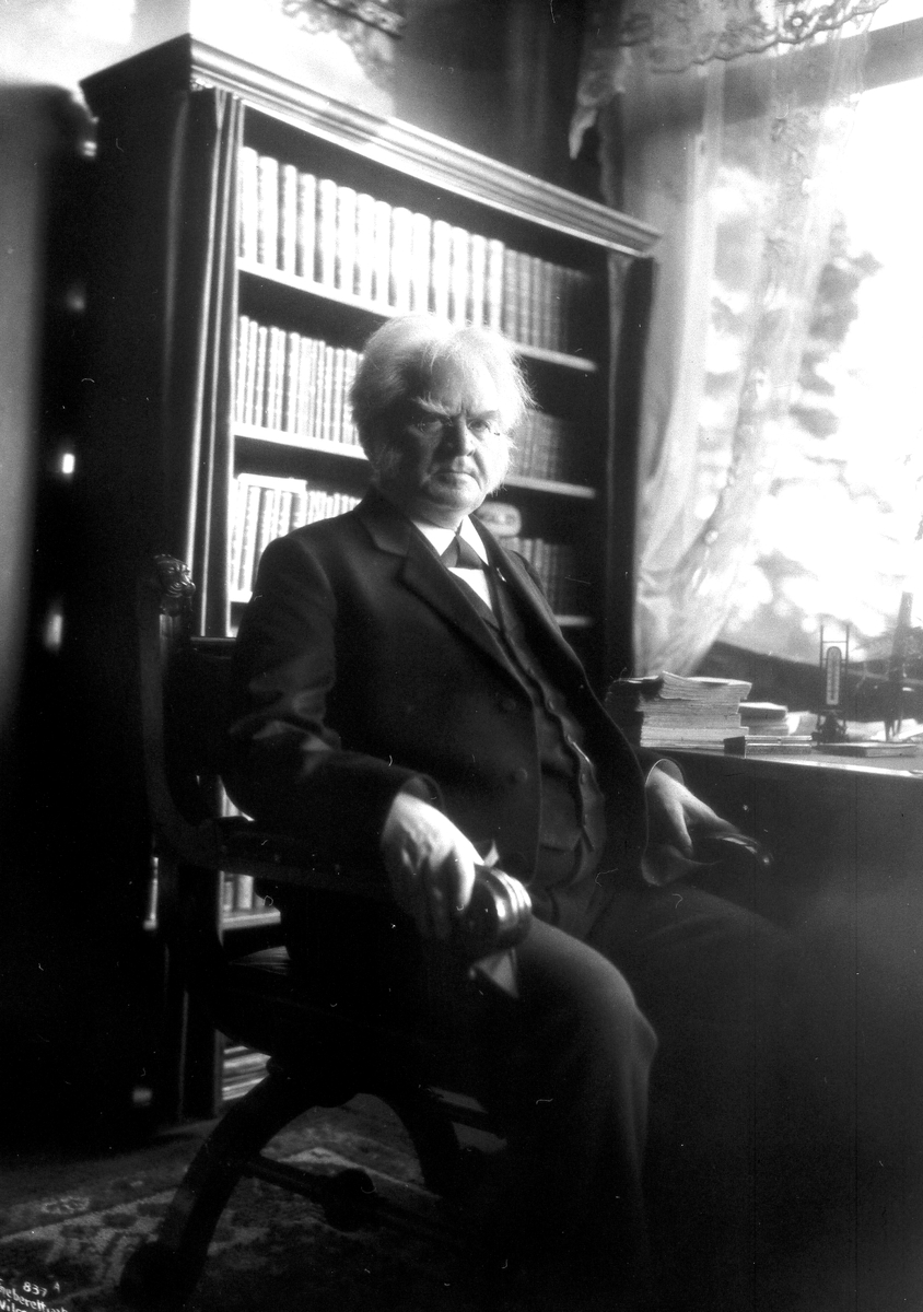 Bjørnstjerne Bjørnson fotogarfert på sitt kontor i 1906.