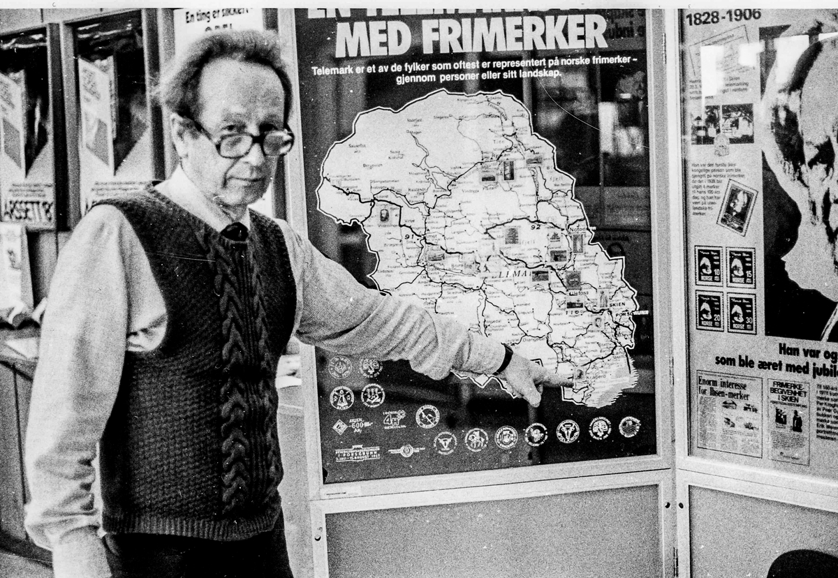 Postmester Jørgen Hafskjold er fornøyd med oppussing av postkontoret, Torvgata, Kragerø. Frimerker fra Telemark er en kampagne som postverket skulle igang med. 1983.