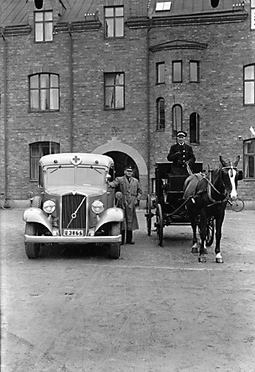 Ambulans och epedemivagn framifrån, utanför Västerås brandstation.