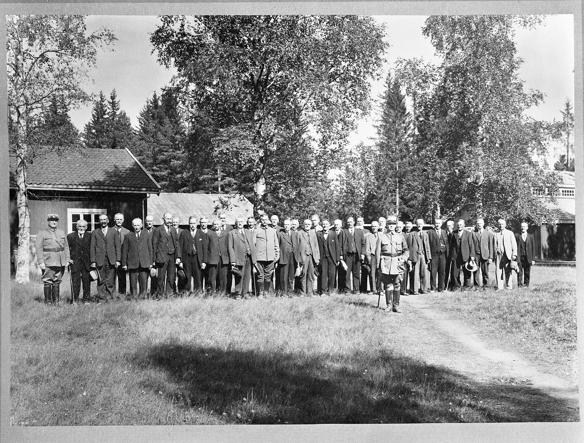 Totens Dragonforening, som besto av gamle dragoner fra før år 1900 av Totenske Eskadron, på besøk i Opplandsleiren på Gardermoen i august 1932. 33 totninger var med. Oberst Fougner står foran.
