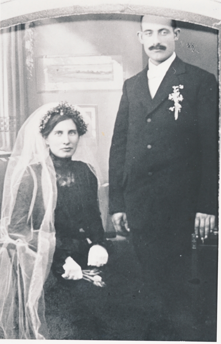 Brudeparet Agnes og Rikkard fra Meløyvær. Ca.1914.