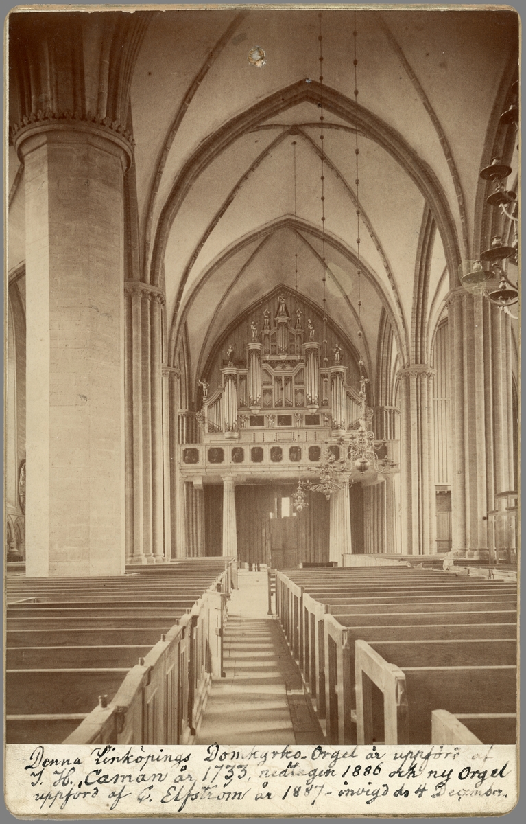 Äldre interiör från Linköpings domkyrka som visar kyrkans orgelfasad före nedmonteringen 1886. Nämnda år revs orgelbyggare Johan Niclas Cahmans orgel från 1733 för att året därpå ersättas med nytt orgelverk av Carl Elfström.