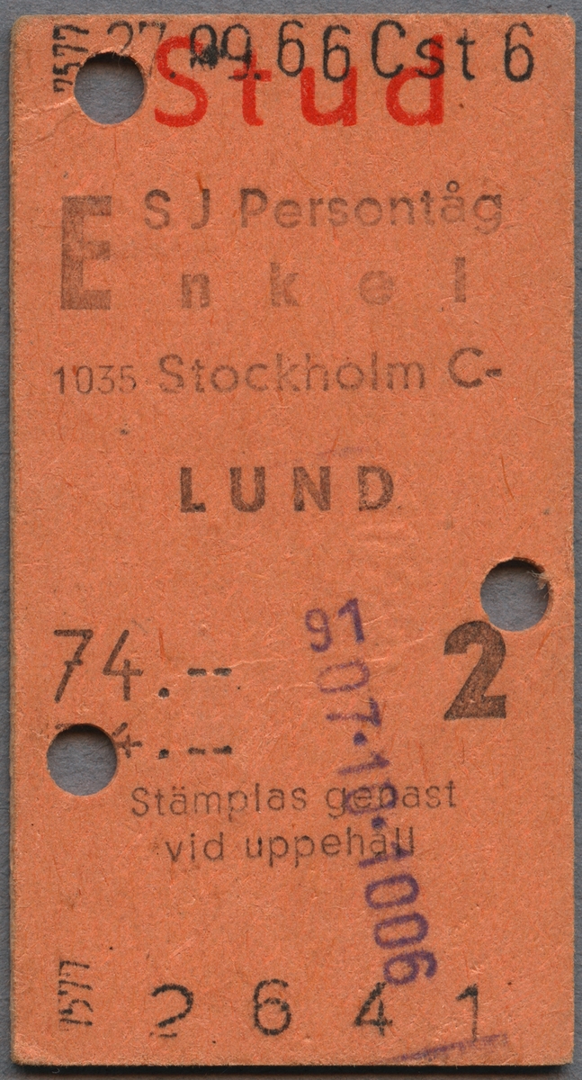 Studerandebiljett, enkelbiljett för SJ persontåg på sträckan Stockholm C-Lund. Biljetten är av orange papp i Edmondsonskt format. Biljetten var giltig i andra klass. På biljetten står det "Stämplas genast vid uppehåll". Biljetten är stämplad med datum i toppen. "Stud" är tryckt i rött i toppen. Biljettens pris var 74 kronor. Biljetten är klippt tre gånger.
På baksidan av biljetten står det "Gäller 15 dagar dock endast under tiden 15 januari-15 juni och 15 augusti-15 december."