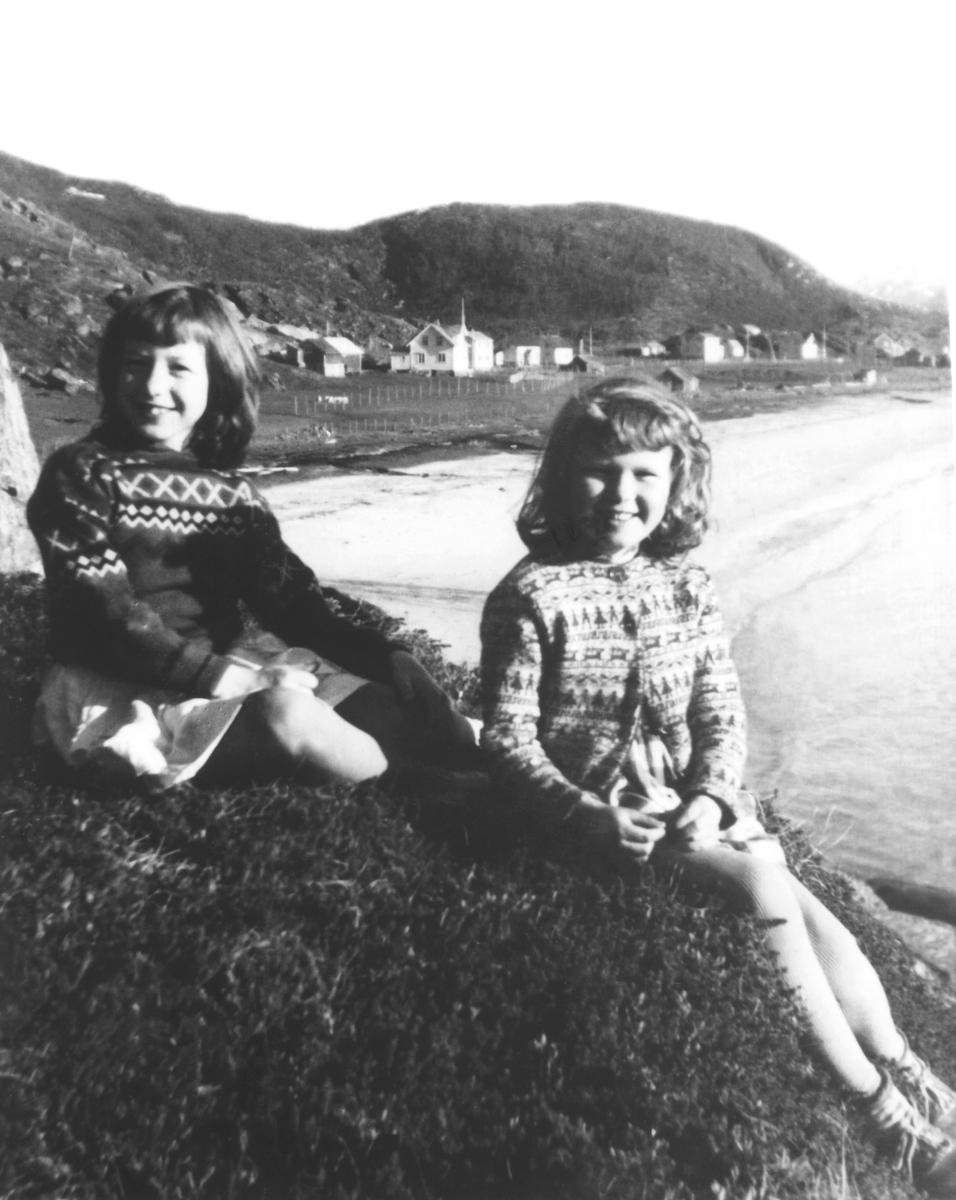 Wally Eilertsen, f.1954 på Bø og Elsa Fredriksen, f. 1956 på Bø med Bøvær i bakgrunnen i 1963.