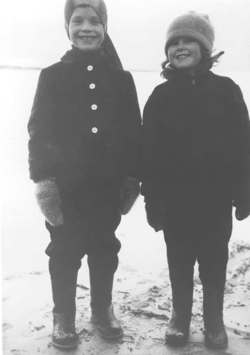 Heide Johansen, f.1955 på Bø og Elsa Fredriksen, f. 1956 på Bø på Bøstranda i 1962