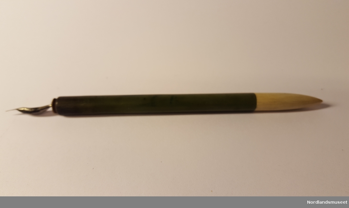 Grønn og hvitt penneskaft med pennesplitt. Bakre del av pennen er farget hvit, og er festet til hoveddel av skaftet med gjenget skrue
