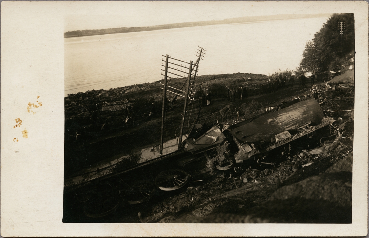 Tågolycka vid Getå den 1 oktober 1918 där bland annat, Statens Järnvägar, SJ F 1200 rasade nedför slänten efter ett banvallsras.