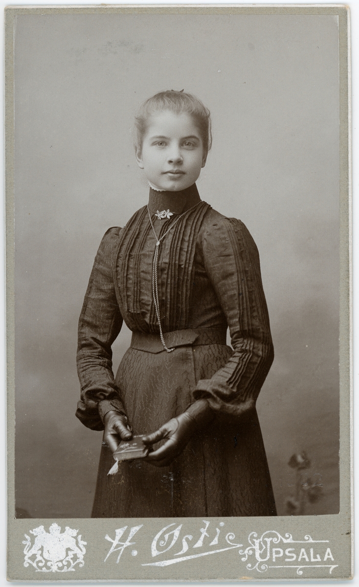 Kabinettsfotografi - konfirmand, Signe Larsson, Uppsala, 8 juli 1902