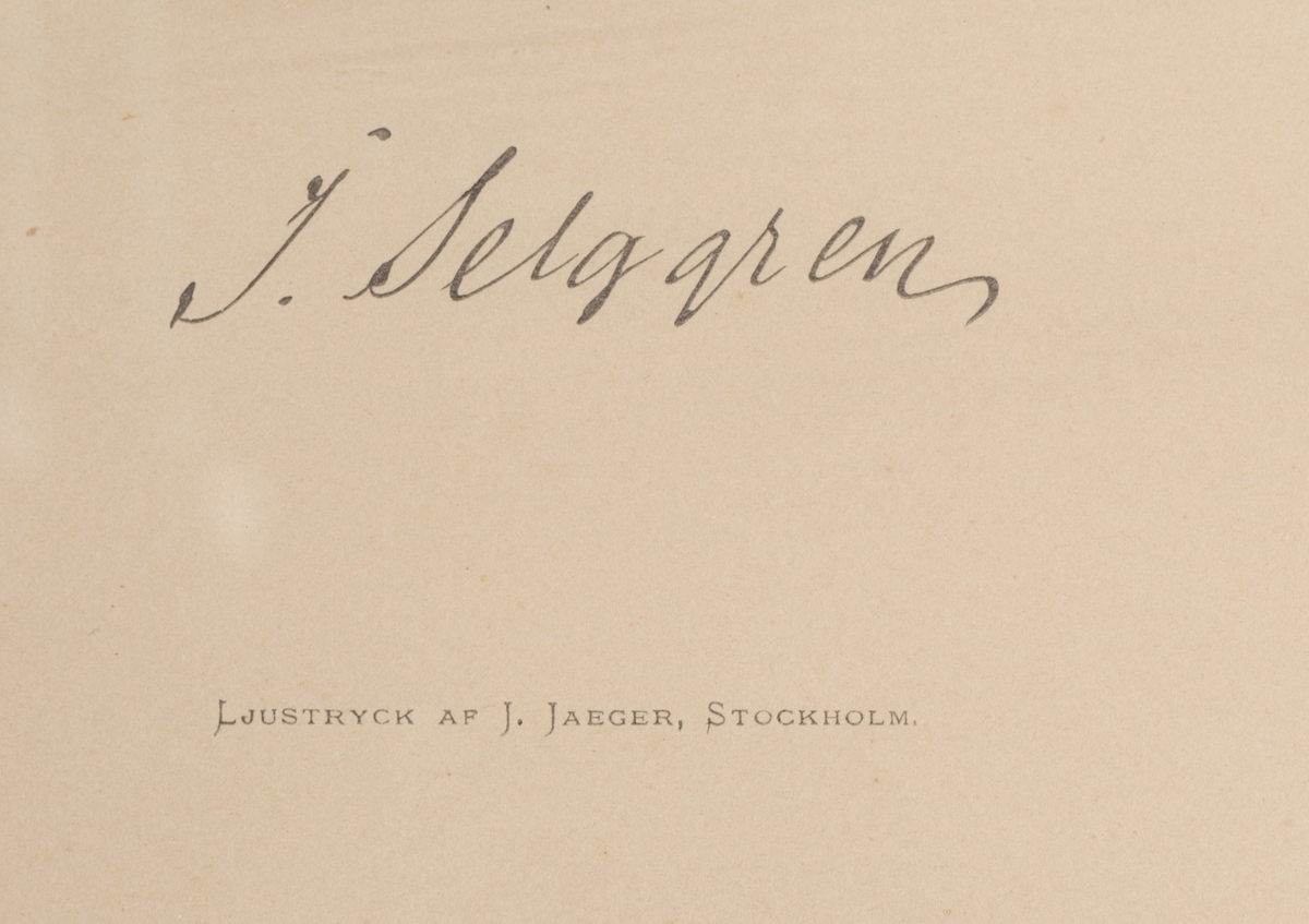 Porträtt, ljustryck, föreställande rektor J Selggren. Mahognyfärgad ram av trä.