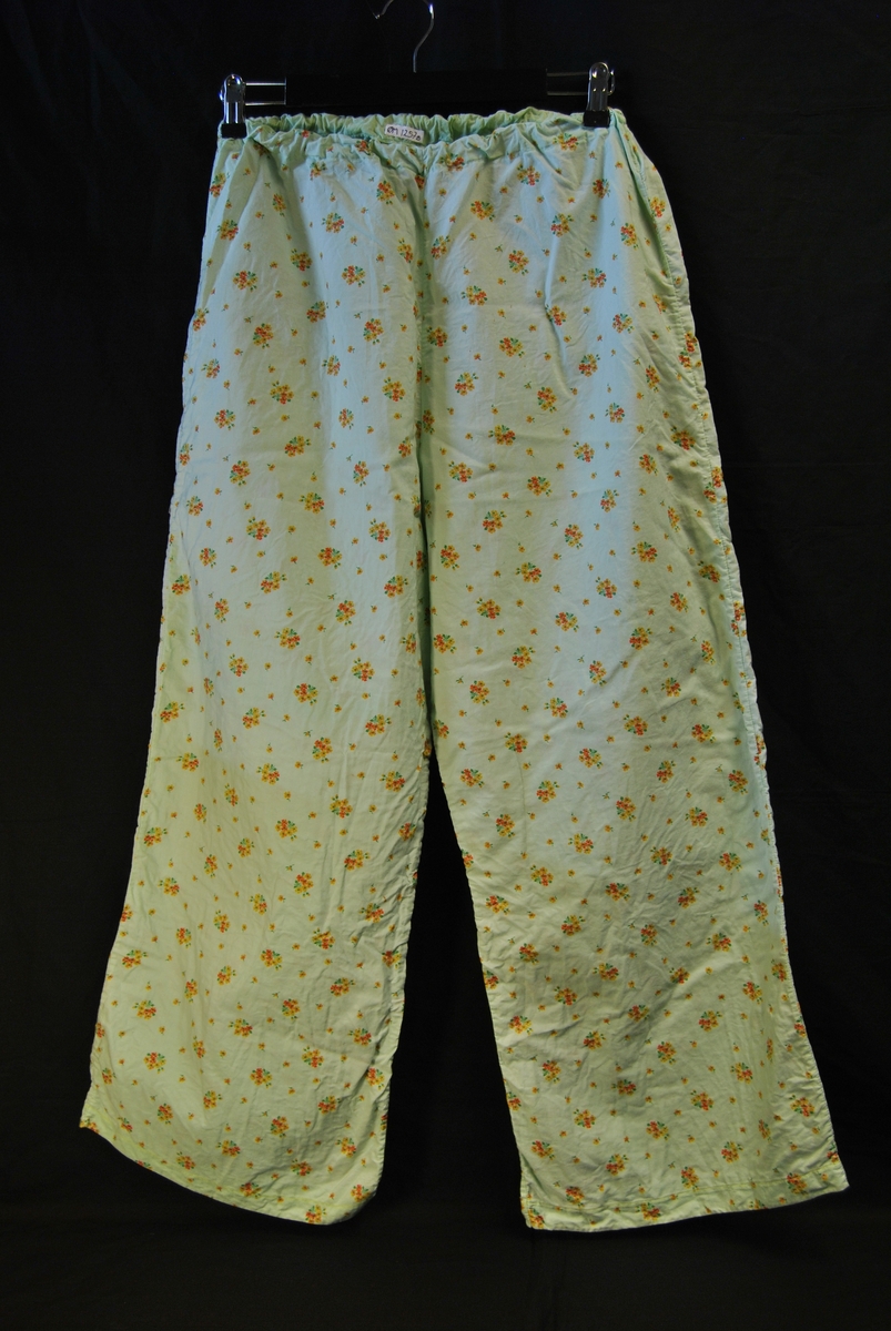 Pysjamassett bestående av to deler; en skjorte med korte armer og knapper i tront, og en bukse med strikk i livet.
