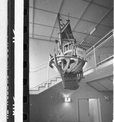 Skulptur: fiskebåt. Placering: Rådhusets trapphall i Halmstad. Stora torg.