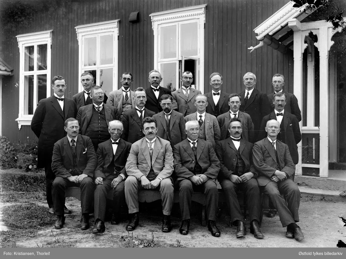 Gruppeportrett av Skiptvet herredstyre/kommunestyre, utenfor Solheim, Skiptvet, ukjent år, ca. 1925.