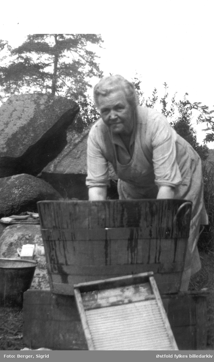 Anna Kristensen vasker tøy. Anna (1874-1954). På Fjeldstad på Greåker, Tune.
