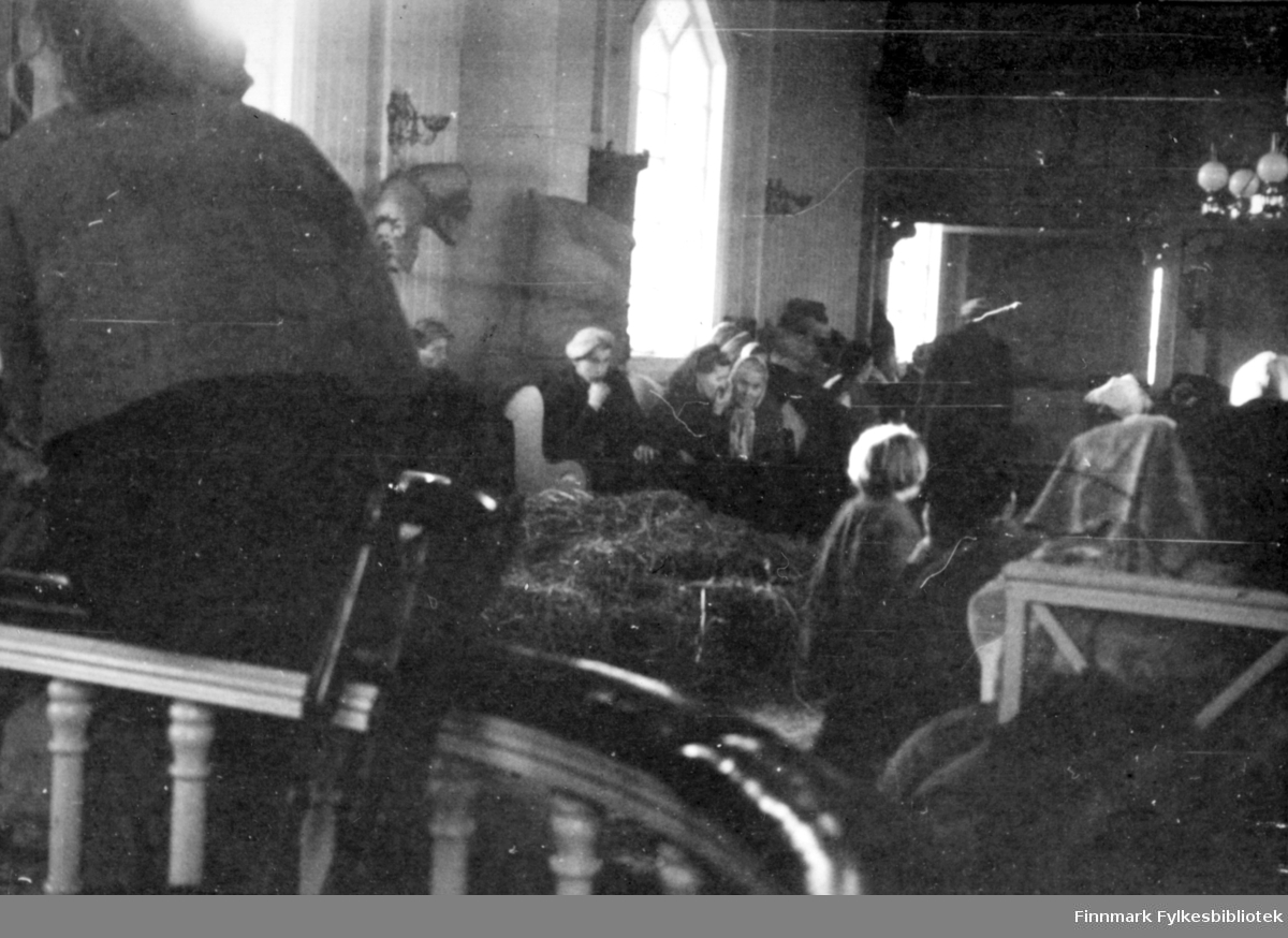 Under evakueringa, folk har samlet i Lakselv kirke, 1944.