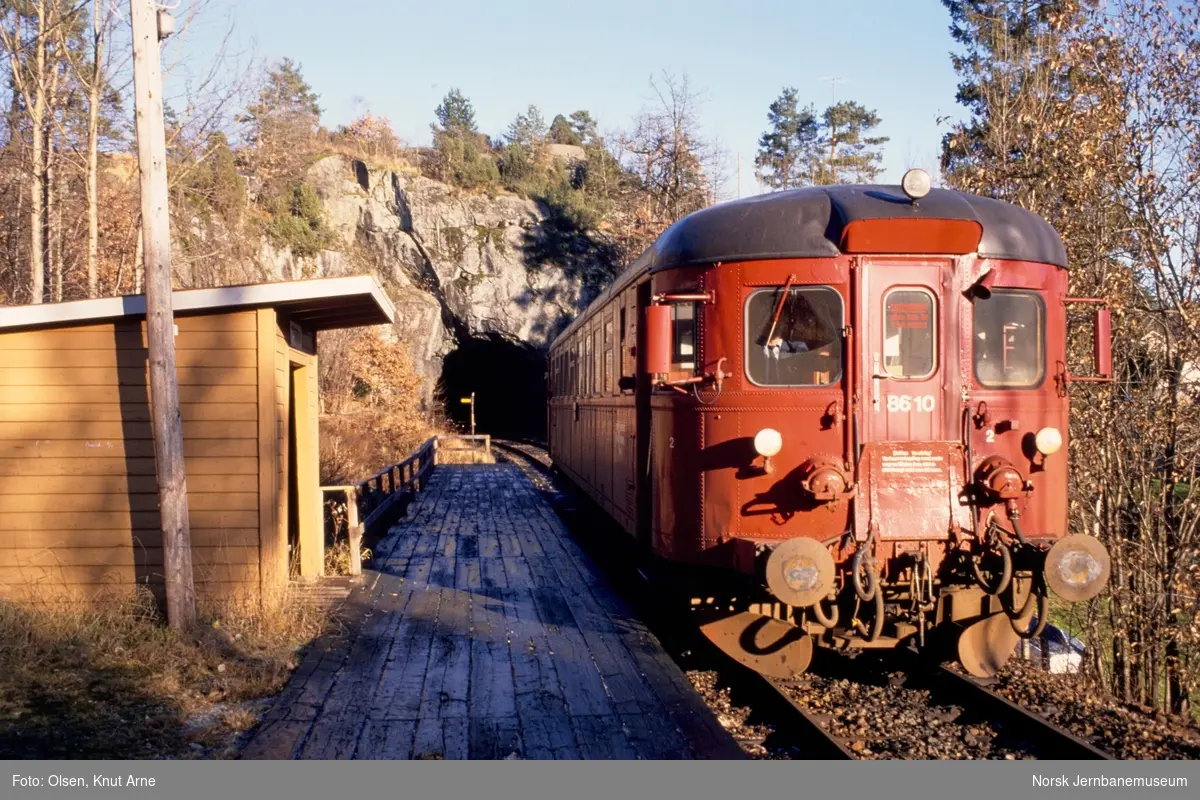 Dieselmotorvogn BM 86 10 med persontog til Kragerø på Tveitereid holdeplass