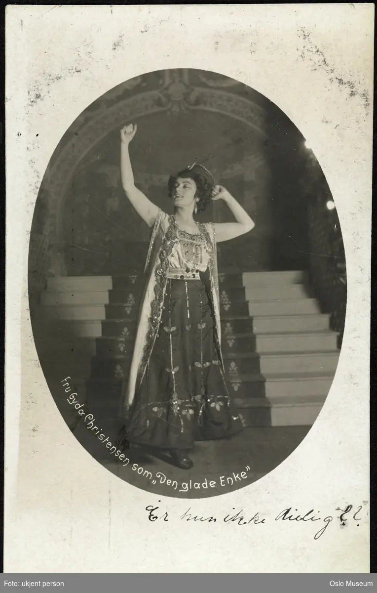 portrett, kvinne, skuespillerinne, rollebilde, Hanna Glawari i "Den glade enke" på Nationaltheatret, stående helfigur, kostyme