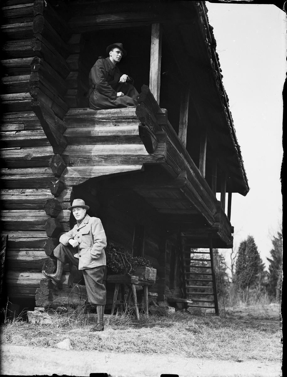 Två män vid timrad loftbyggnad, Östhammar, Uppland
